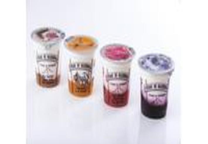 Yaourts sur lit de confiture d'abricot par 4